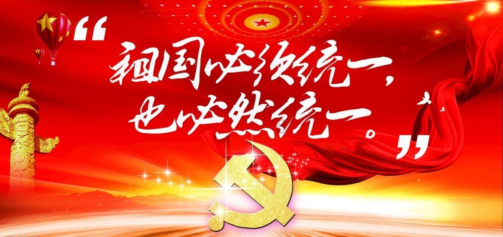 黑色一字肩和蓝色牛仔裤的搭配竟有一种俏皮可爱的感觉，这到底是为什么呢？