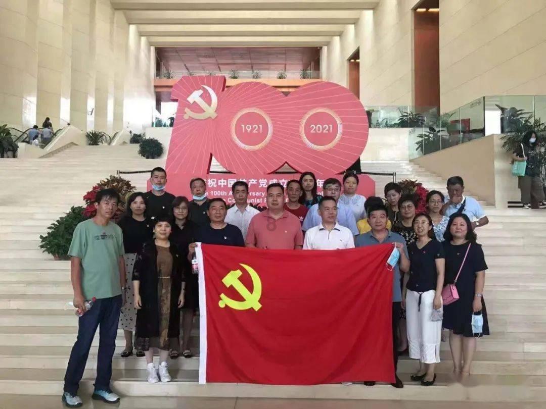 连续三天涨停!美股ETF被买出超30%溢价,基金停牌“预警”也拦不住